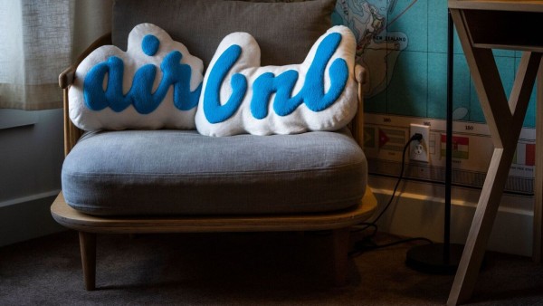 Airbnb ने मेहमानों की गोपनीयता को प्राथमिकता देते हुए घरों में इनडोर सुरक्षा कैमरों पर प्रतिबंध लगा दिया