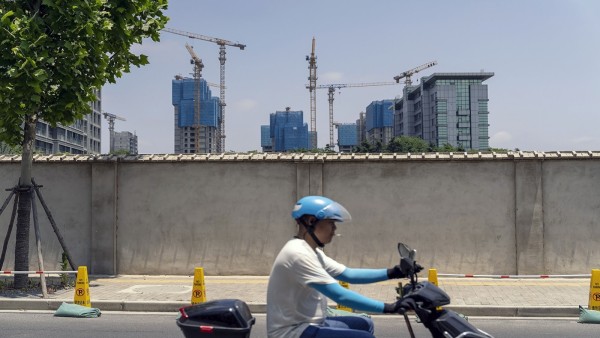 DLF shares fall despite CLSA's 'outperform' rating, target price hike